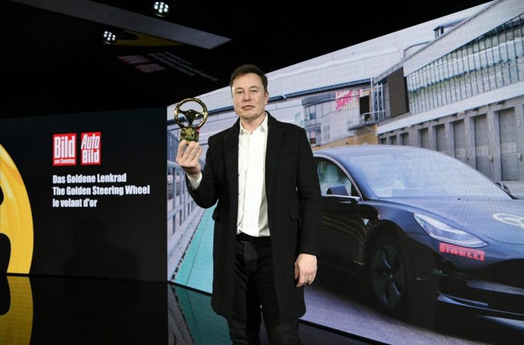 Tesla tar emot priset ”Gyllene ratten” – slår BMW och Audi