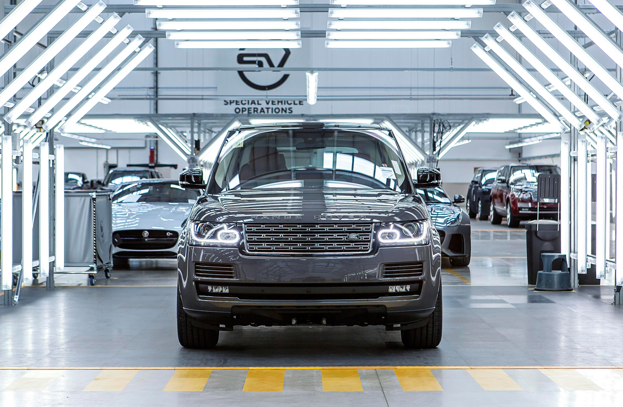 Jaguar Land Rover uppges söka hjälp hos Geely eller BMW