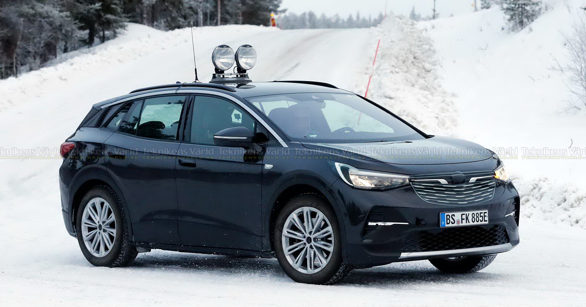 Volkswagen ID.4 på besök i Sverige – utklädd till Opel