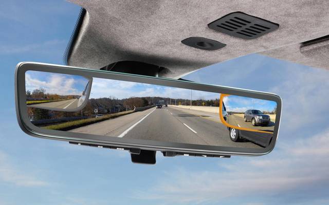 Aston Martin gör backspegeln till en lcd-skärm