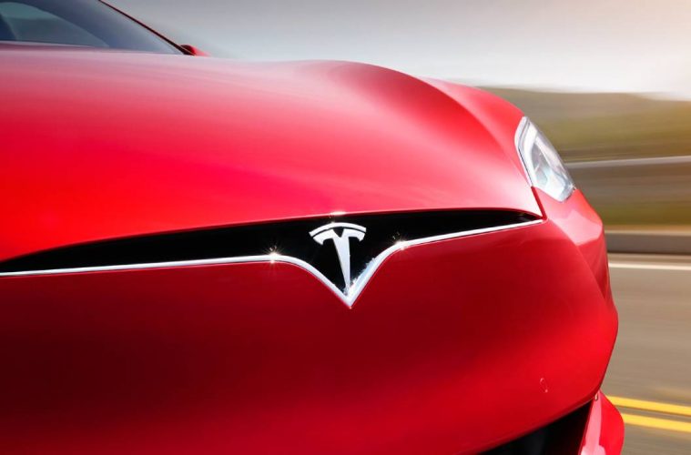 Snart kan din Tesla prata med fotgängare utanför din bil