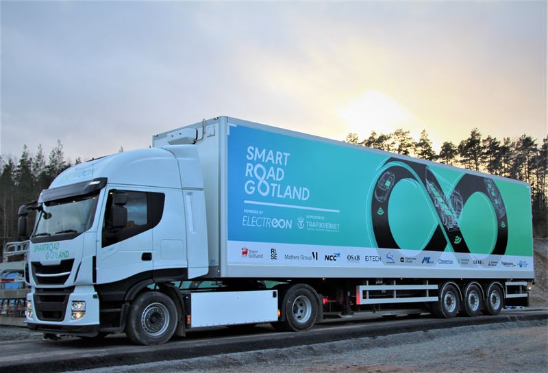 Elektrisk lastbil redo för trådlös elvägsdrift på allmänna vägar i Sverige