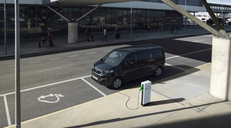 Peugeot rullar ut eldrivna minibussen e-Traveller