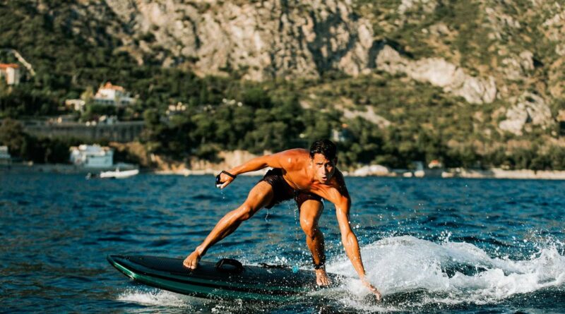 Surfa med svenska eldrivna brädan – utan både vågor och vind