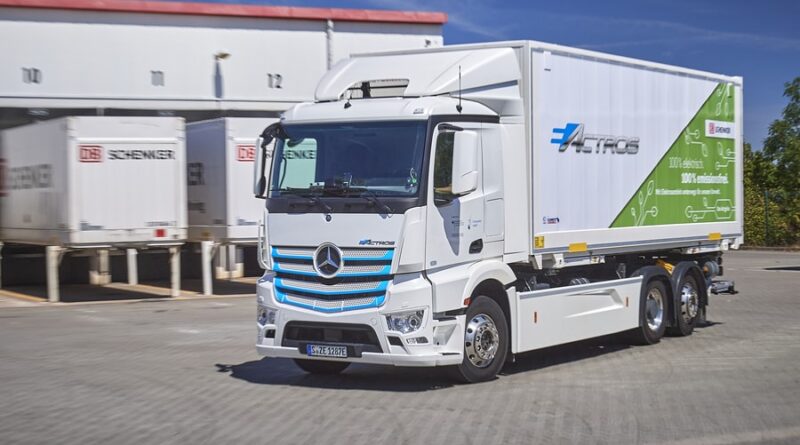 Mercedes-Benz eldrivna 25-tons lastbil körs i vardagstrafik i Leipzig