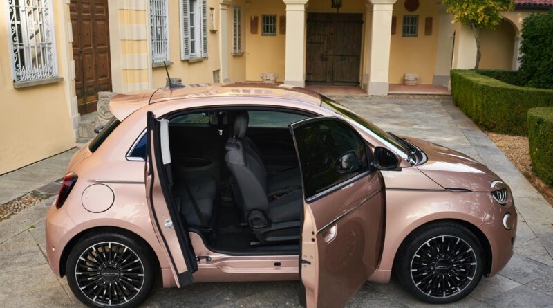 Liten elbil uppdateras för större saker: Fiat 500 får extra dörr