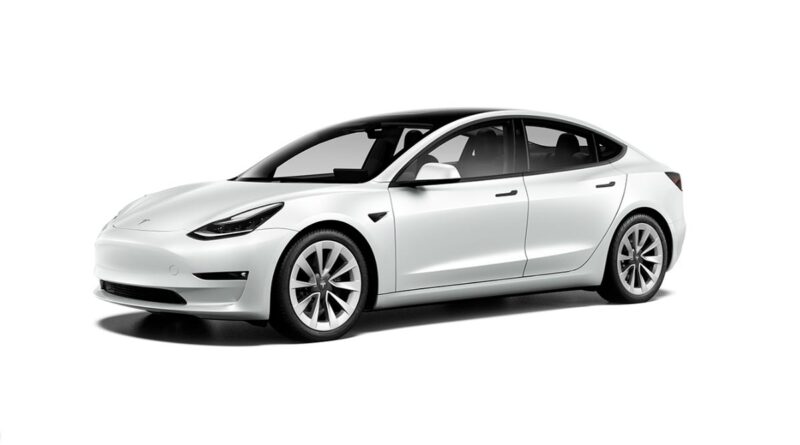 Nya uppdaterade Tesla Model 3 är här – längre räckvidd, kromet borta, ny mittkonsol och trådlös mobilladdning