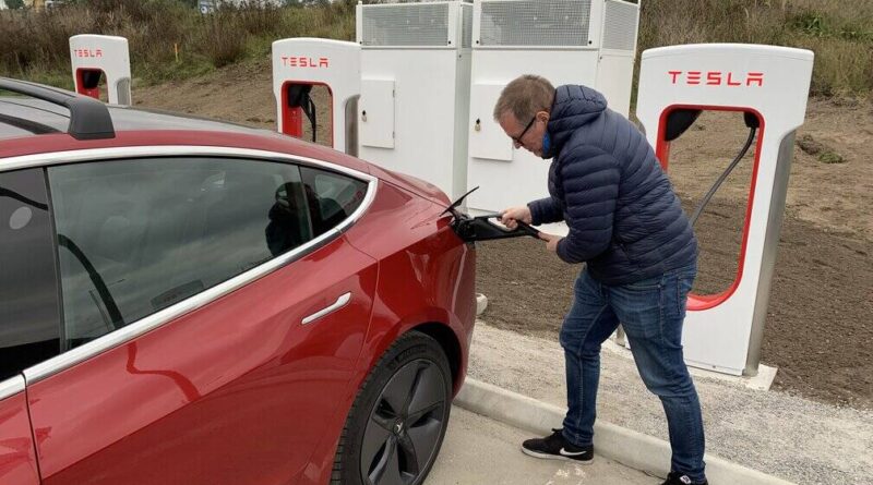 Första Tesla V3-supercharger invigd i Sverige – Elbilen på plats och laddade