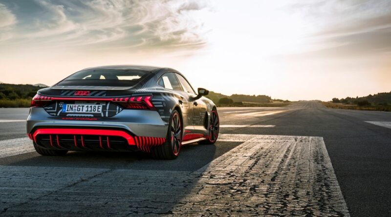 Audi RS e-tron GT prototype i ett första test av Lucas di Grassi