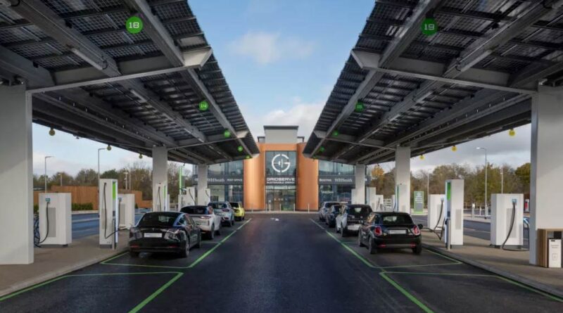 Storbritanniens första kompletta ”laddcenter” för elbilar har öppnat