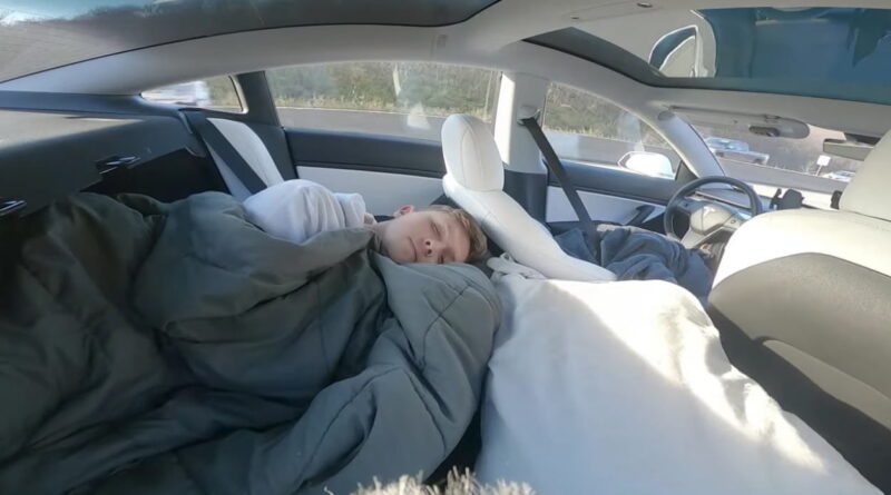 Video: Sover i Teslan under färd – så ska du inte använda autopiloten