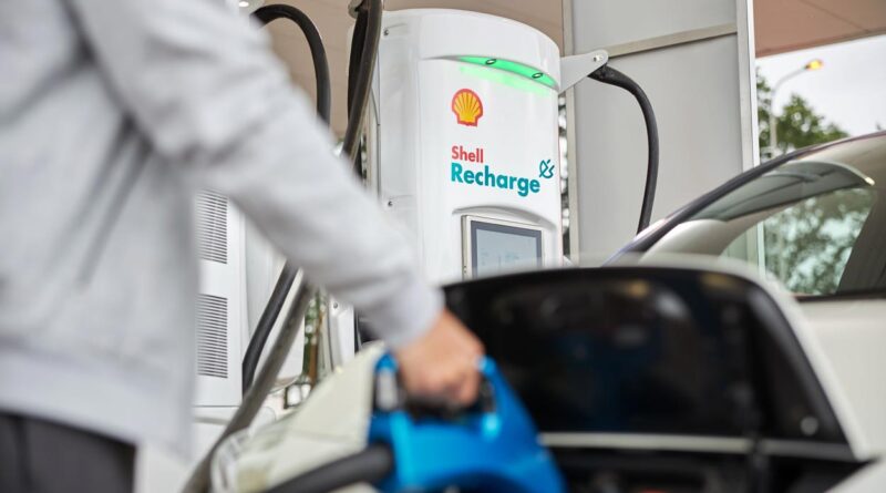 Shell ställer om sig – tillgången och efterfrågan på bensin har börjat dala