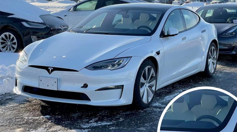 Bilder på nya Tesla Model S som testbil visar en rund ratt
