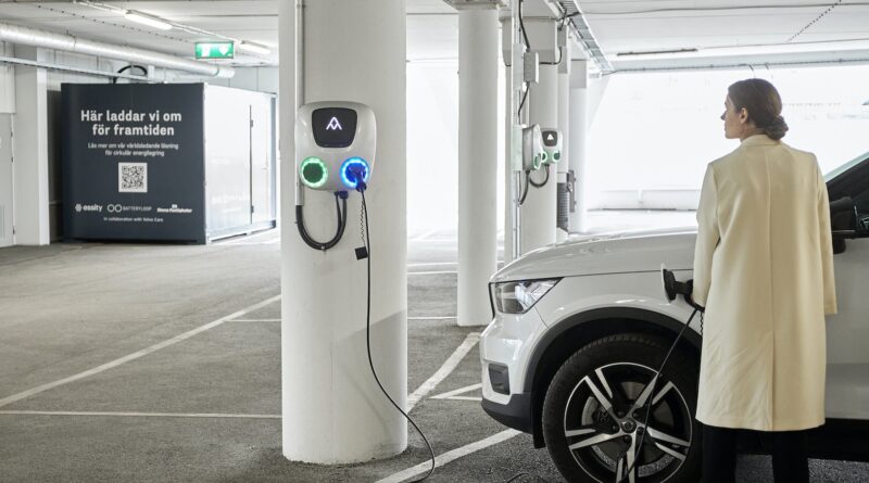 Gamla elbilsbatterier lagrar solel vid laddstation i Göteborg
