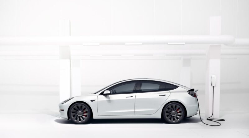 Tesla Model 3 får sänkt pris och mer utrustning – under 500 000kr efter bonus