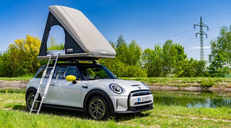 Eldrivna MINI Cooper SE blir campingbil med takburet tält
