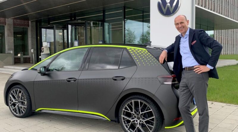 Volkswagen-chefen visar upp en Volkswagen ID.3 med fyrhjulsdrift och sportdetaljer