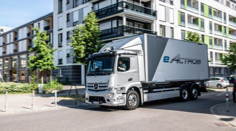 Mercedes el-lastbil klarar 400 kilometer och levererar gods bullerfritt i tätorterna