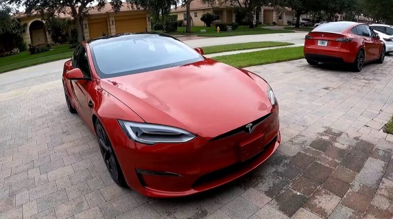 Tesla Model S Plaid mullrar som en trimmad Dodge Hellcat