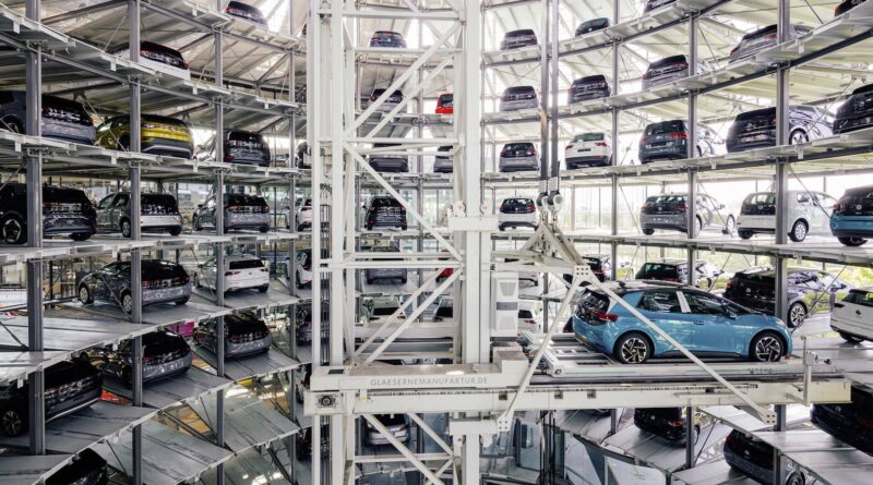 Brist på elbilar försenar Volkswagens interna omställning till eldrift