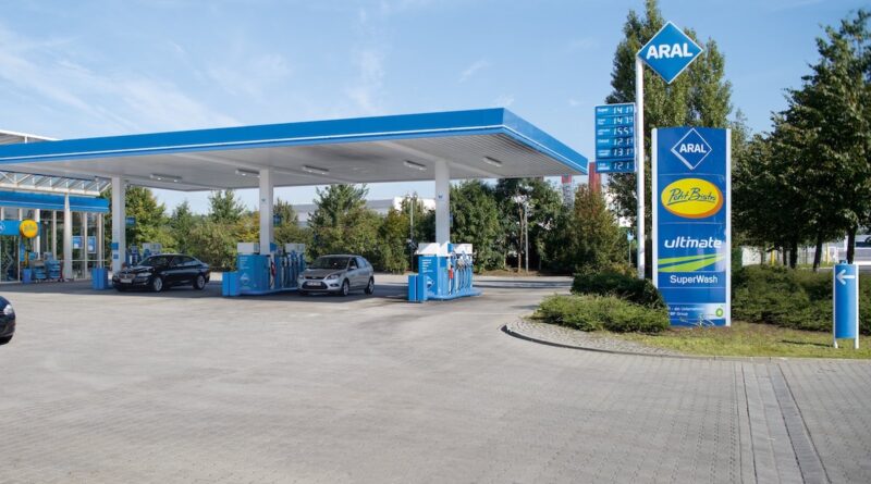 Tyska bensinstationer måste visa prisjämförelse mellan el och bensin
