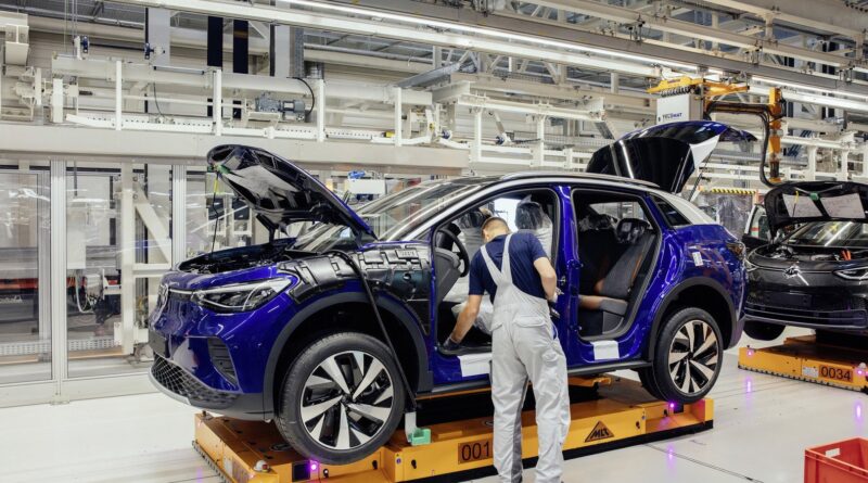 Halvledarbrist tvingar VW att pausa tillverkning av elbilar