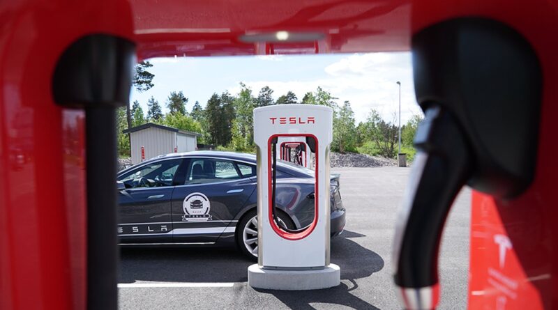 Tesla bygger Starlink-antenner på Superchargers – och bilar utan USB-portar