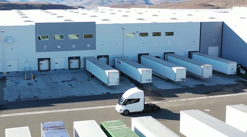 Tesla Semi siktad utanför Tesla-fabriken – källor hävdar småskalig produktion