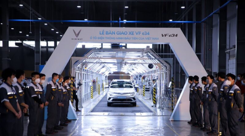 VinFast levererar sin första elbil till kunder i Vietnam
