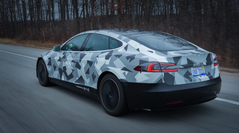 Batteriutvecklare sätter eget batteri i en Model S och får 120 mils räckvidd