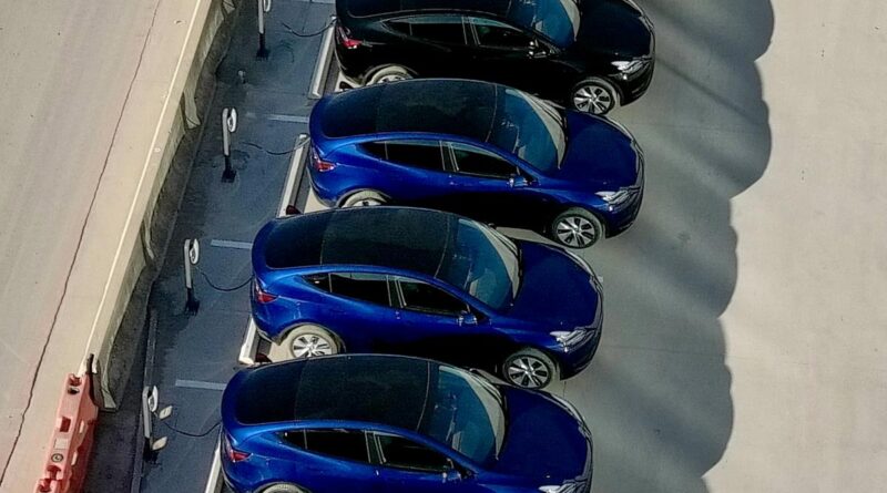 Nybyggda Tesla Model Y siktade utanför nya Teslafabriken i Texas