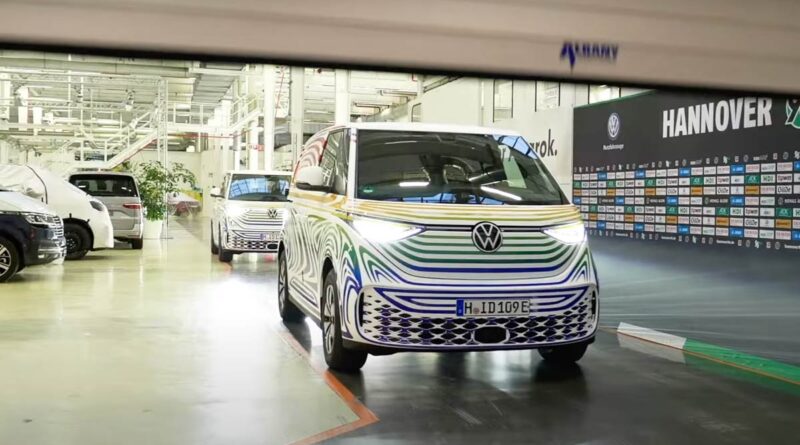 Video: Första Volkswagen ID.Buzz rullar av produktionslinan – med maskering