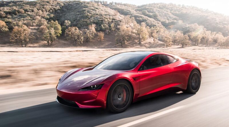 Chefsdesignern försäkrar oss om att utvecklingen av Tesla Roadster pågår