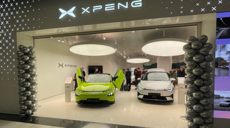Premiär för Xpengs första butik i Sverige – med elbilarna Xpeng P5 och P7 Wing Edition