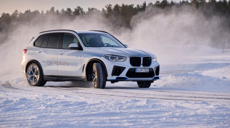 BMW vintertestar X5 med bränsleceller i Arjeplog