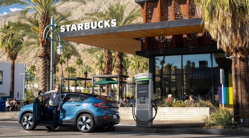 Volvo Cars bygger nätverk med snabbladdare tillsammans med Starbucks i USA