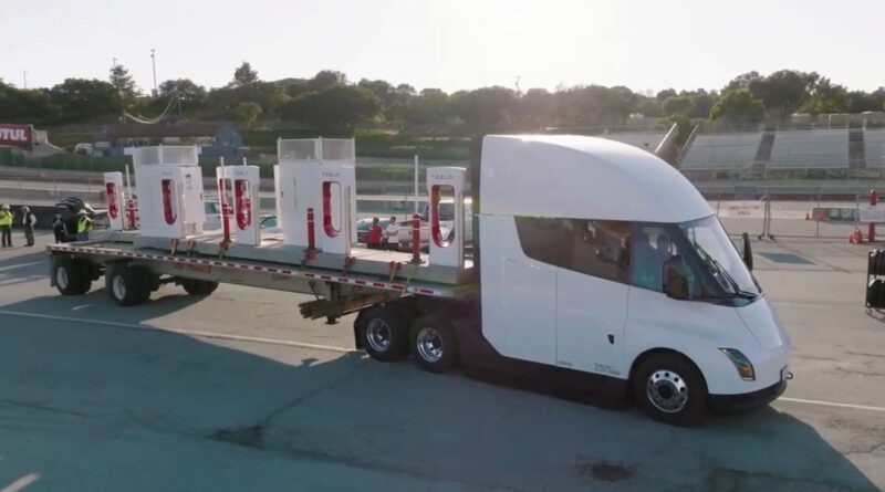 Kort video: Tesla levererar Supercharger med Tesla Semi