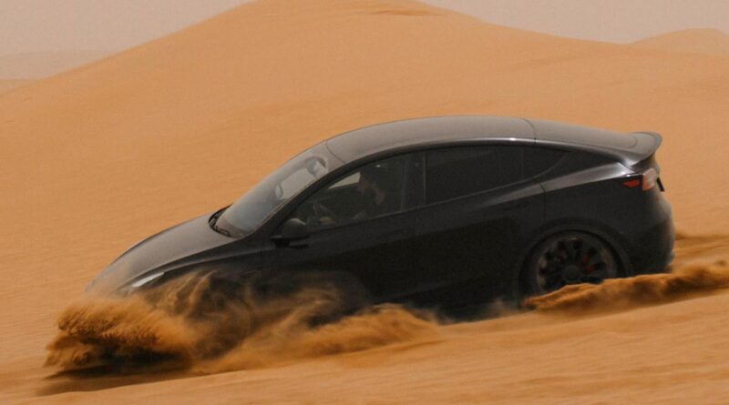 Tesla sätter sina elbilar på prov i Dubais öken