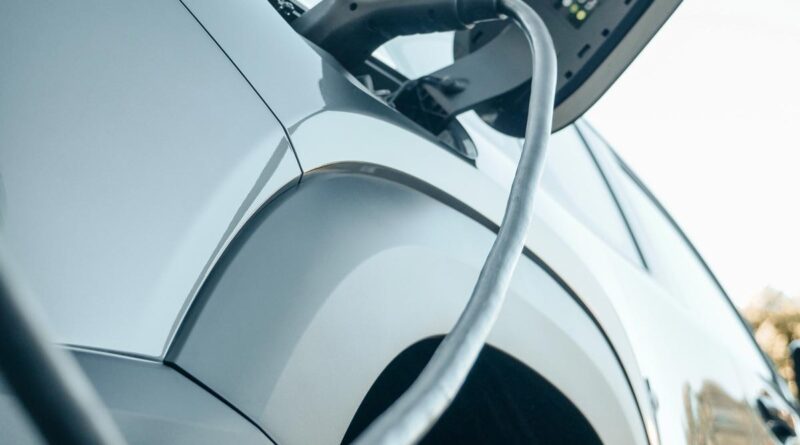 Biltillverkare väntas satsa 13,6 biljoner kronor på elbilar och batterier