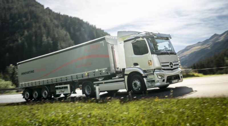 Mercedes klättrar över Alperna med eldriven lastbil