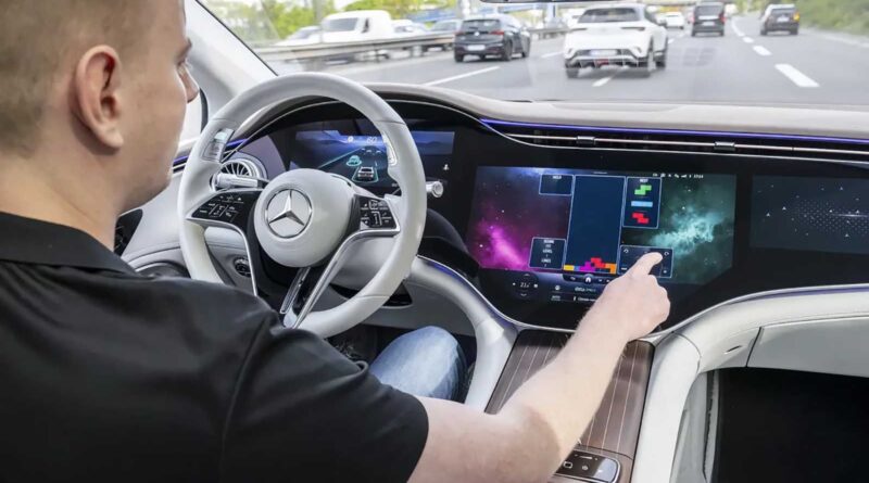 Mercedes hann före Tesla – släpp ratten och spela Tetris