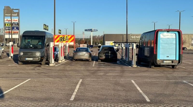 Här laddas Rivians elektriska skåpbilar i Norrköping