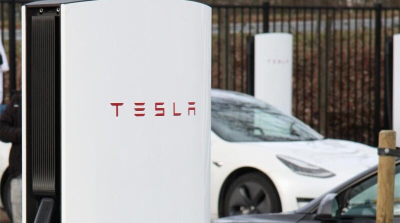 Första bilderna på nya Tesla Supercharger V4 – anpassad för alla elbilar