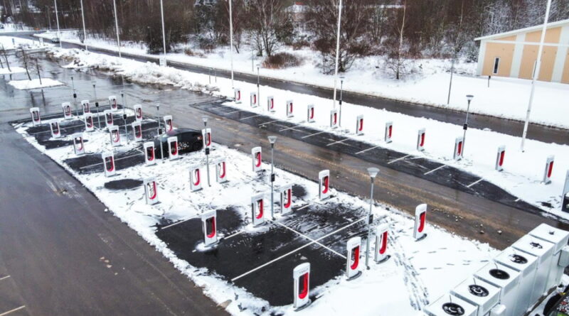 Tesla öppnar Sveriges största station med snabbladdare – 40 stycken