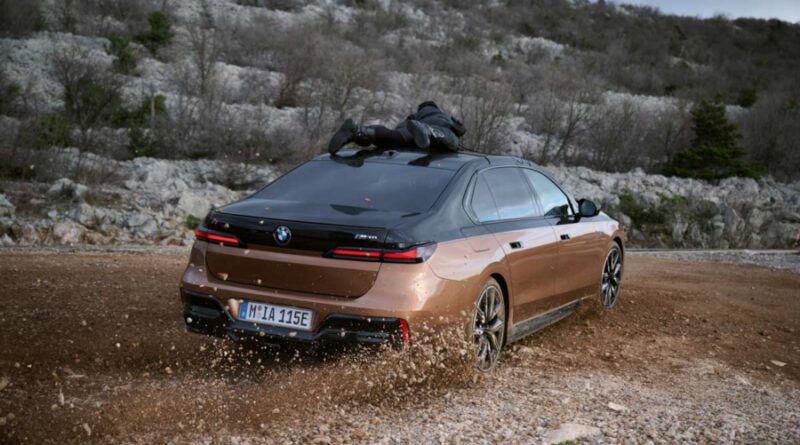 BMW släpper kortfilm med biljakt i BMW i7 – biljakt på el med förarassistans