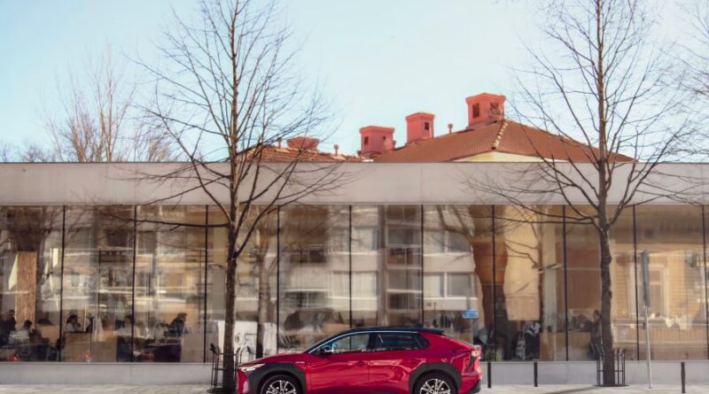 Redan jättepopulärt att låna en elbil på biblioteket – Åbo först i världen med servicen