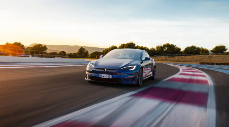 Tesla-ägare når rekordhastighet på autobahn