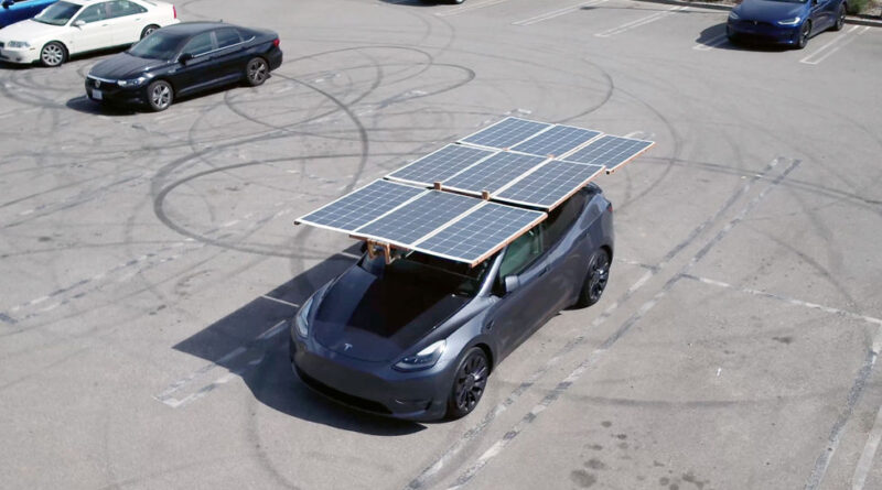 Snubbe bygger soltak till sin Tesla 