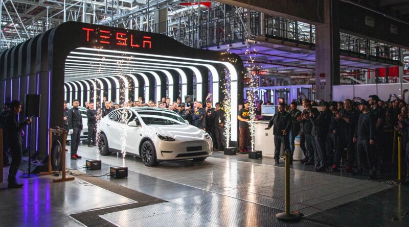 Tesla pausar Berlinfabriken i två veckor – efter attacker i Röda havet
