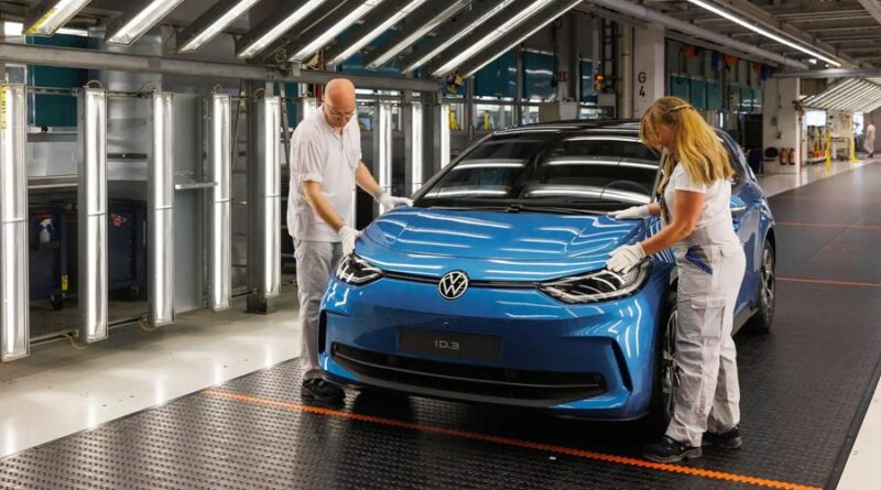 Låg efterfrågan på elbilar tvingar Volkswagen att planera om